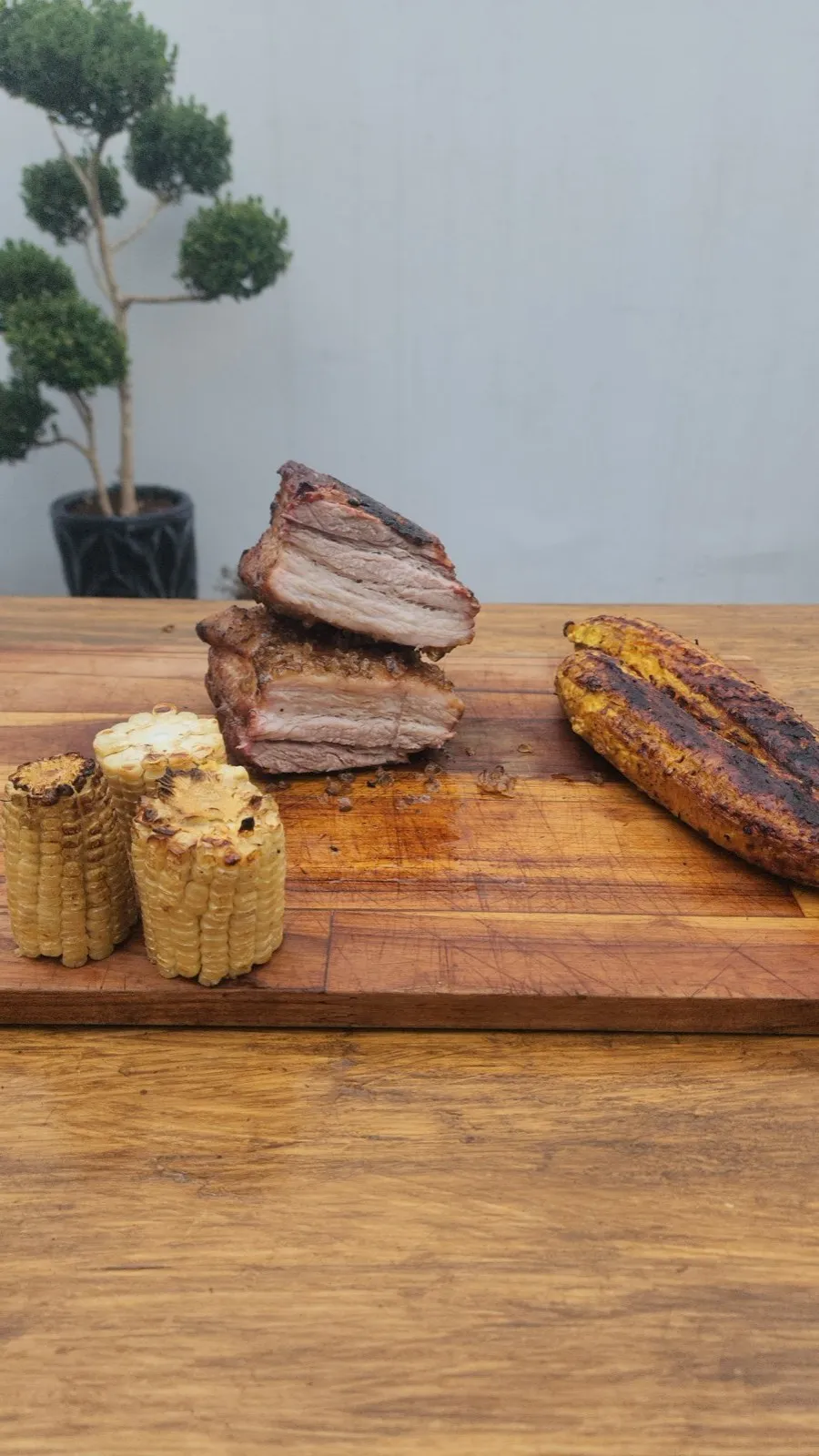 Pork belly en rebanadas gruesas sobre una tabla de madera